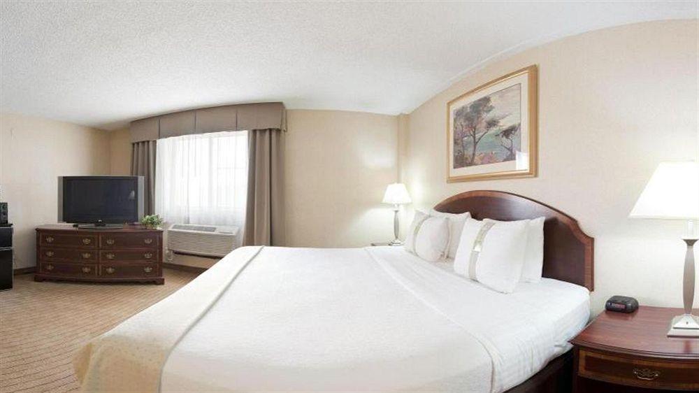 Holiday Inn & Suites Chicago-Carol Stream Wheaton By Ihg Экстерьер фото